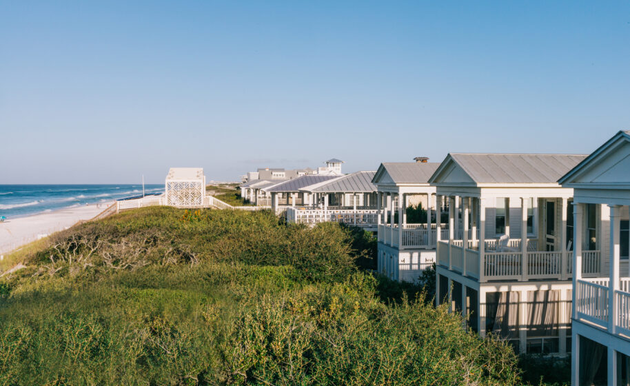 Seaside Beachfront: Houses Nestled Amongst Lush Vegetation